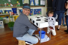 Unser Ortsvorsteher beim Melken