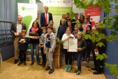 Gruppenbild mit der hölzernen Wildsau (Wanderpokal)
