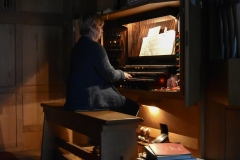 Frau Kieser an der Orgel